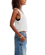Musculosa verde oliva de algodón y poliéster, con cuello en V y sisas anchas.