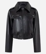 Campera negra de cuero sintético (PU) con cuello inglés, cierre frontal por cremallera, bolsillos con cierre en el pecho y elástico en el bajo.