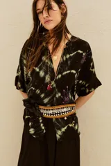 Camisa de viscosa con teñido tie dye en tonos negros y blancos, cuello mao y manga corta.