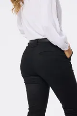 Pantalón skinny color gris topo de gabardina elastizada, con bolsillos delanteros y traseros, y pasacintos.