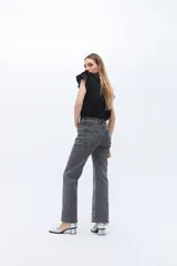Pantalón jean de corte recto, color celeste, con bolsillos delanteros y alforza central.
