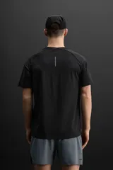 Camiseta deportiva color verde oliva de tejido ligero y elástico, con cuello redondo, manga corta y logo estampado en el bajo. Zara Athleticz.