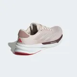 Championes de running Adidas Supernova Stride 2.0, color rosa pálido con detalles en blanco y suela en color borgoña.