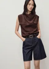 Short de jean azul oscuro, tiro alto, con cinco bolsillos, cierre frontal con cremallera y botón, trabillas para cinturón y corte recto.