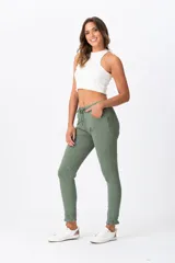 Pantalón verde elastizado con pretina elastizada y cinturón de lazo.