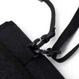 Bandolera negra con estampado geométrico, correa ajustable con hebilla de liberación rápida, compartimento principal con bolsillo plano, bolsillo trasero y anilla en D con la marca Caterpillar.