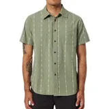 Camisa verde con estampado de líneas verticales en blanco, de manga corta y corte recto.