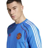 Remera de fútbol Adidas del Manchester United, color celeste con detalles en rojo y blanco. Presenta el logo de Adidas en el pecho y el escudo del Manchester United.
