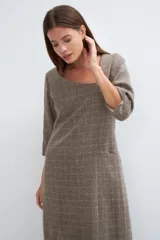 Vestido marrón con estampado a cuadros, escote cuadrado, manga francesa y corte recto.