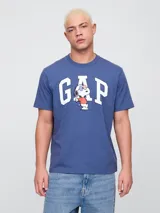 Remera azul con logo de Gap y Snoopy estampado en el frente.