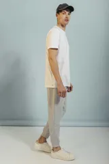 Pantalón de jogging negro con puños ajustados y cintura elástica.