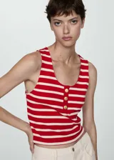 Musculosa de algodón a rayas horizontales rojas y blancas, con escote redondo y tres botones dorados decorativos en el frente.
