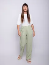 Pantalón ancho de lino y viscosa, color azul, con dos bolsillos delanteros y cierre con botón.
