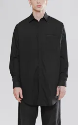 Camisa negra de manga larga con bolsillo ojal en el delantero, cartera escondida y calce oversize.