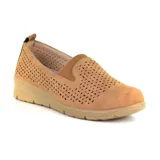 Zapato casual Korium Confort Lily 2.0 color gris, con capellada perforada y suela blanca.
