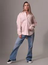 Camisa holgada de popelín de algodón, color rosado, con corte relaxed, cuello en punta y bolsillo de parche en el pecho.