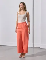 Pantalón negro de pierna ancha, marca Ninety. Con pretina ancha y elastizada.