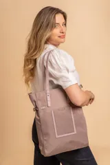 Cartera tipo tote bag color negro, con doble asa de mano y correa bandolera ajustable. Presenta un bolsillo rectangular en el frente.