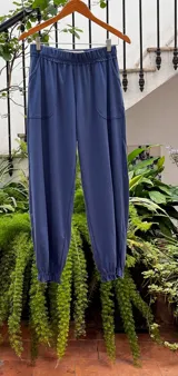 Pantalón babucha azul con cintura y puños elastizados y bolsillos delanteros.