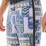 Short de baño Rip Curl Mirage Max Quest de 19 pulgadas, con estampado geométrico en tonos violeta, azul y amarillo.