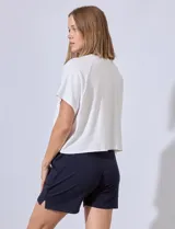 Remera crop de tejido rib, con escote a la base y manga raglan corta, de marca Cyrus.