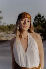 Gorro tipo casquete tejido a crochet color marrón con diseño calado.