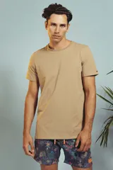 Short de baño con estampado de hojas en tonos grises y celestes, con cordón ajustable en la cintura y detalle de franja lateral con rayas rojas, blancas y negras.