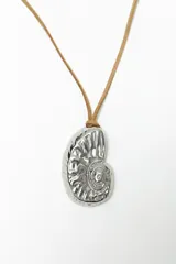 Collar con cordón marrón y dije de caracol plateado.