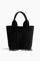 Bolso shopper negro de tejido cepillado con doble asa y flecos largos. Cuenta con cierre magnético oculto en la parte superior, compartimento interior con cierre y forro de tafeta.