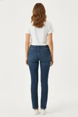 Pantalón de jean azul oscuro, de corte recto y tiro medio.