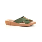 Sandalia de tiras cruzadas color verde militar, con hebilla metálica lateral y plantilla marrón con textura.