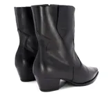 Bota texana de cuero negro, con caña media, punta fina y taco bajo. Diseño con costuras decorativas en el empeine y laterales.