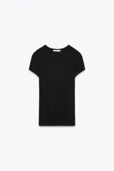 Camiseta rosa de viscosa, corte slim fit, cuello redondo y manga corta.