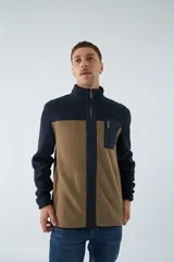 Campera polar para hombre de corte recto, con cuello alto, cierre frontal completo, bolsillos laterales con cierre y logo estampado en el pecho.