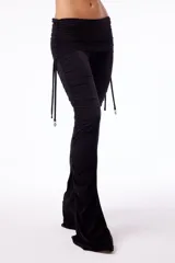 Pantalón bootcut de microfibra color negro opaco, cintura alta (para doblar y usar tiro bajo o estirar y usar tiro más alto) tiene dos tiras ajustables en los laterales. Drapeado en ambas piernas en laterales.