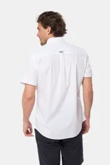 Camisa de hombre color azul marino, de manga corta, con cuello clásico, cierre frontal con botones y bolsillo en el pecho.