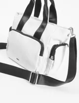 Bandolera blanca de cuero sintético con múltiples bolsillos con cierre. Tiene correa de hombro ajustable y doble asa de mano.