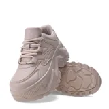 Zapatillas deportivas color beige con plataforma gruesa y acordonadas.