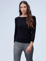 Buzo de punto fino color negro, con cuello a la base y mangas 3/4 de estilo raglán.