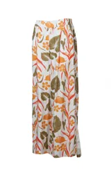 Pantalón largo de playa con estampado floral en tonos naranja, marrón y verde sobre fondo blanco. Confeccionado en tejido ligero y fluido.