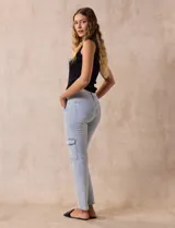 Pantalón jean celeste con bolsillos cargo laterales, pretina con pasadores, botón y cierre.