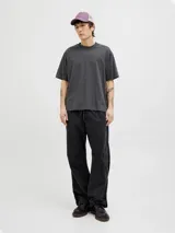 Camiseta gris oscuro de manga corta y cuello redondo con calce holgado y estampa pequeña en el pecho. Confeccionada en jersey simple peinado.