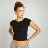 Remera corta negra de punto canalé, con cuello redondo y mangas cortas.