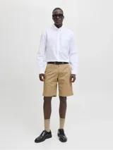 Bermuda chino color beige confeccionada en algodón, con bolsillos delanteros y traseros, y cierre con cremallera.