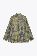 Camisa de manga larga con cuello solapa y estampado abstracto en tonos verde, marrón y azul.