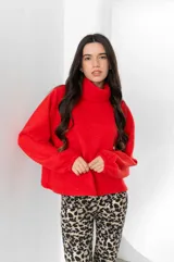Sweater azul eléctrico de viscosa, con cuello alto y mangas largas abullonadas.