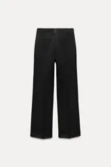 Pantalón negro de tiro medio, con trabillas en la cintura, bolsillos laterales y de vivo en la espalda, raya planchada en el delantero y pierna recta.