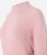 Suéter marrón de punto con cuello redondo y mangas largas ajustadas. Diseño slim alargado con efecto de pelitos.