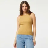 Musculosa de punto color mostaza, con cuello redondo y sisas amplias.