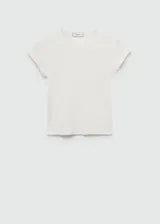 Remera blanca de algodón con cuello redondo y mangas cortas.